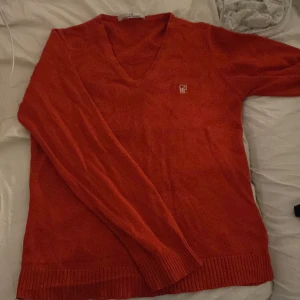 Röd tröja från Carolina Herrera - Säljer en snygg röd tröja från Carolina Herrera med v-ringning och broderad logotyp på bröstet. Också aldrig använd och har Inga defekter heller 💕 i strl L men passar mig som brukar ba xxs-s