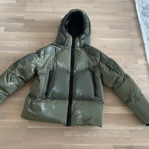 Trapstar irongate T2-tone puffer-olive - Hej säljer min trapstar jacka som är inte använd mkt. Köpte den från trapstars hemsida nypris 5020kr. Jackan är varm o skön o ha på sig. KVITTO FINNS. För fler frågor tveka inte och höra av dig. Pris kan diskuteras.