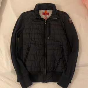 Svart fleecejacka från Parajumpers - Köpt från johnells använd 2 gånger 