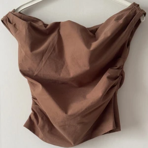 Brun offshoulder topp - Den är i storlek M men passar mig perfekt då jag brukar ha S vanligtvis. Canvas ish matiral