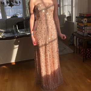 Suuper fin balklänning  - Sååå fin och snygg balklänning från Maya Deluxe, ny pris ca 1200 kr! Lång och såå himla fin ❤️jag är 169 cm lång 