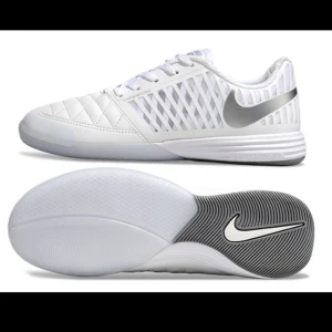 Futsalskor, Nike Lunargato  - Snygga vita Nike futsal skor med silverdetaljer och ett stilrent mönster på sidan. Skorna har en bekväm sula och snörning för perfekt passform. Endast använda under ett par träningstillfällen. I nyskick 