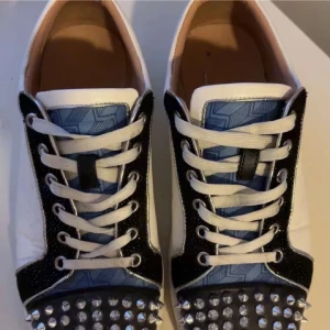 Loubs  - Snygga sneakers från Christian Louboutin med spikdetaljer på tån. Skorna har en kombination av svart, vit och blå färg. Det har den ikoniska röda sulan, skorna tvättas innan frakt och priset kan diskuteras vid en snabb o smidig affär. 