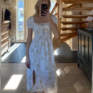 Blommig sommarklänning med slits - Superskön och stretchig klänning från Hollister. Storlek XS, endast använd en gång💕
