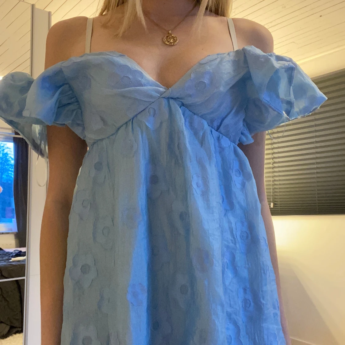 Ljusblå klänning med volangdetaljer - 2