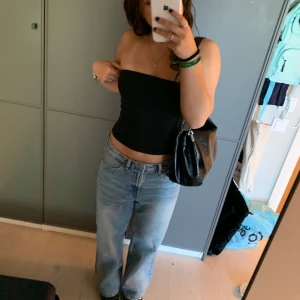 Blå jeans från Zara - Säljer ett fina par klassiska blå jeans från Zara. De har en rak passform och är lågmidjade. Perfekta för en avslappnad stil.  💕☺️