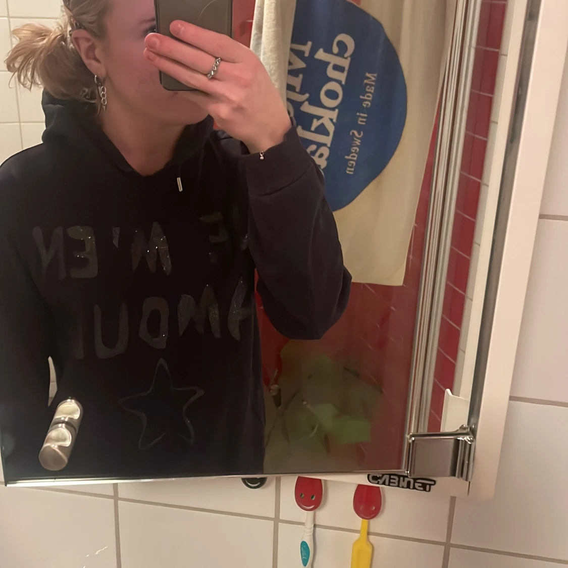 Svart hoodie med text och stjärna - 1