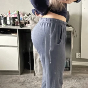 Blåa mjukisbyxor - Säljer ett par bekväma blåa mjukisbyxor med elastisk midja och avslappnad passform. Perfekta för en chill dag hemma eller en snabb tur till affären.