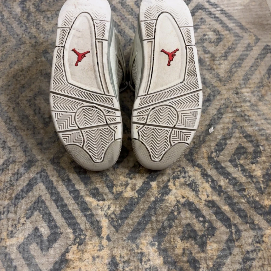 Nike Air Jordans i vitt och grått - 3