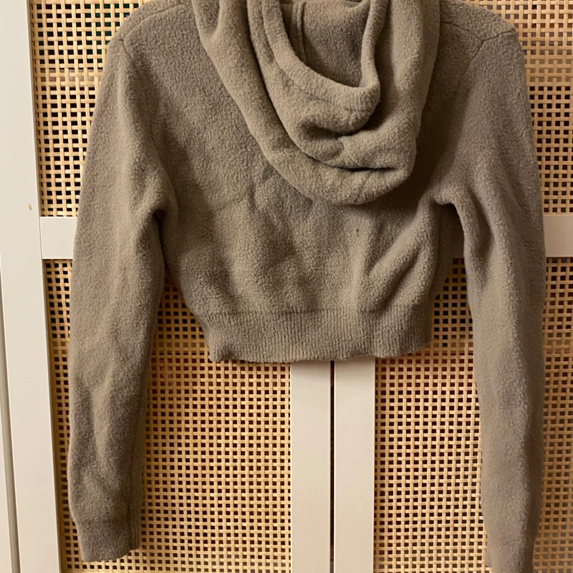 Beige stickad tröja med luva - 1