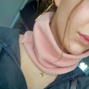 ljusrosa buff - Säljer mysig hals buff i fleece i ljusrosa! Funkar även perfekt som pannband, Även en perfekt detalj för snygga outfits! Hör av er vid frågor och kolla min profil för fler färger!❤️