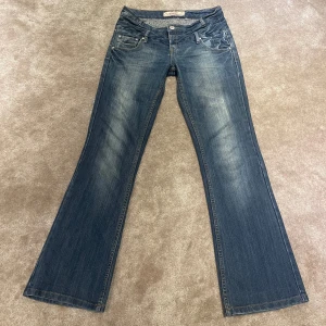 Blå bootcut jeans - Snygga blå bootcut jeans! Midjemått rakt över: 42 cm, innerbenslängd: 83 cm❤️