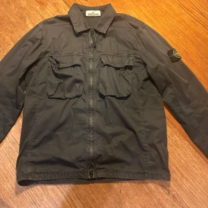 Stone Island Overshirt - Nypris: Ca 3300. Dm för fler bilder eller diskussion om pris. Kan mötas upp inom Sthlms-området. 