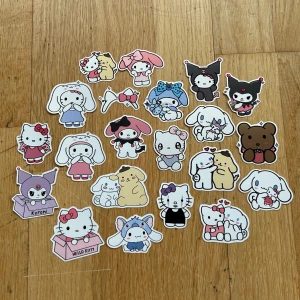 söta stickers 🫐 - Stickers designade & tillverkade av lovelyhomecraft 🤍 8 kr/styck eller mängdrabatt! Storlek ca 2-5 cm 🌟 går bra att köpa med frimärke eller via köp nu! (Kontakta oss) 