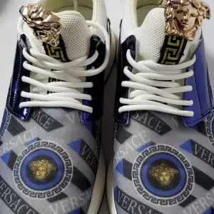 Ett par nya Versace Sneakers str 43 Fremstår som nya bara prövat på en gång Köpt I urban Modern i väla