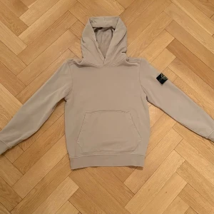 Stone island Hoodie - Stone island junior, men passar som en XS! Modellen är 180, och den är lite liten på honom. Hoodien är i fint skick!