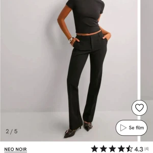 Svarta kostymbyxor från Neo Noir - Snygga svarta kostymbyxor från Neo Noir med låg midja. Får tyvärr ingen användning av dem längre! Köpta för 699kr och har tagits väl hand om💞💞