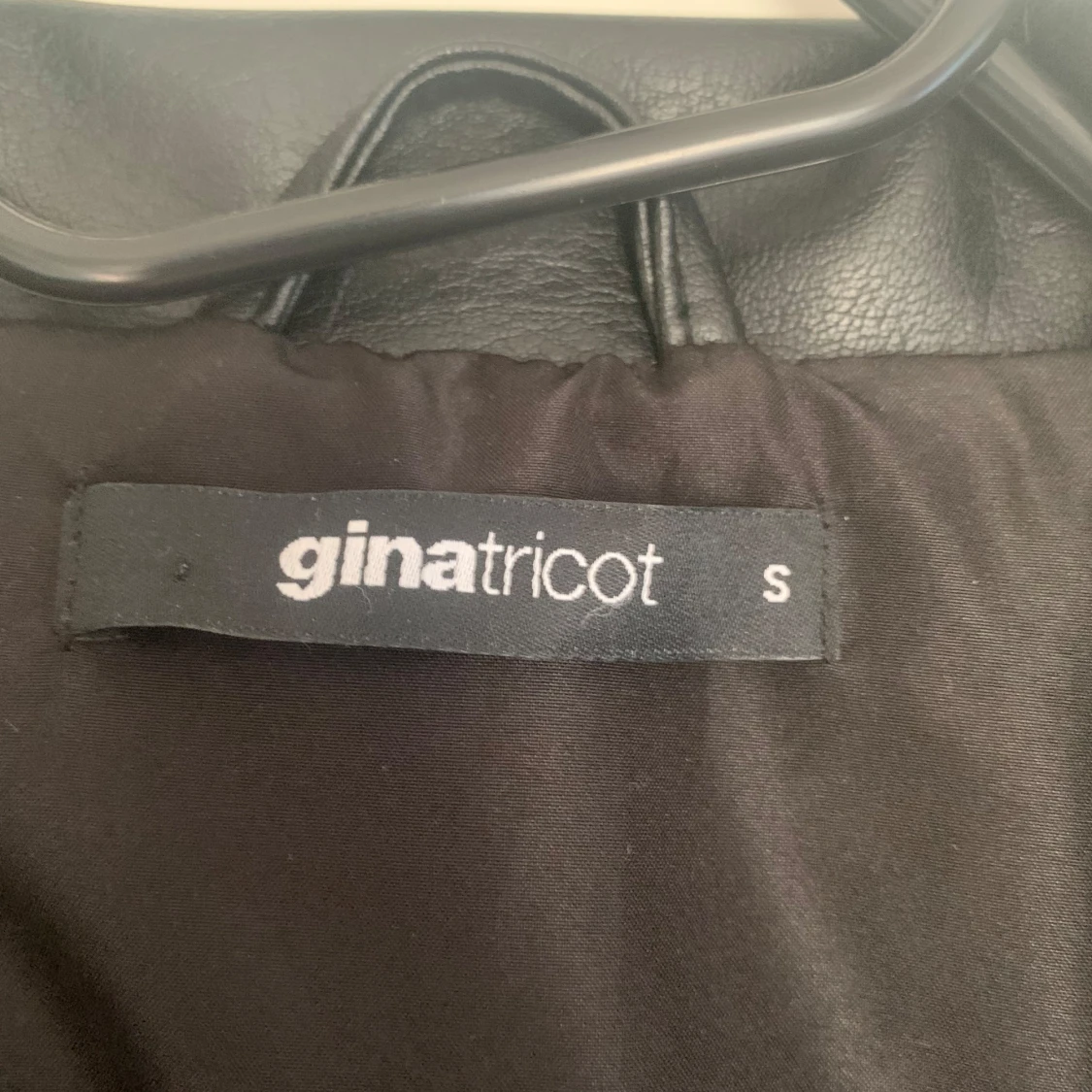 Svart skinnjacka från Gina Tricot - 1