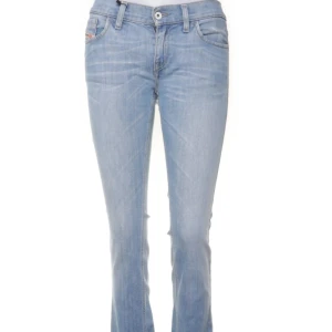 Ljusblå jeans från diesel - Säljer mina såå snygga ljusblå jeans från diesel❤️ jättefint lågmidjade men tyvärr försmå för mig😔😔kan såklart ta fler bilder och pris går alltid att diskutera! Skriv för mått😘 