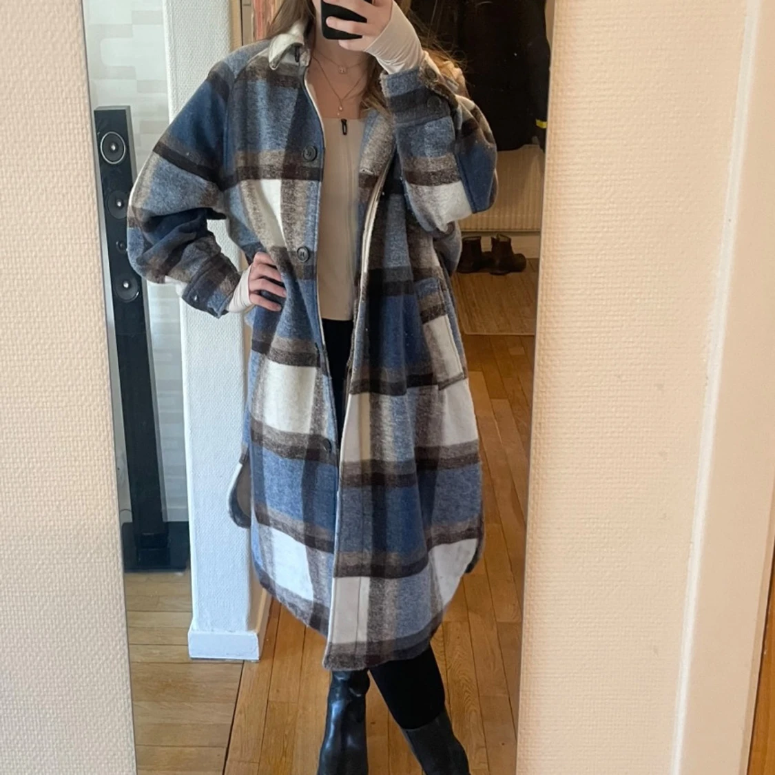 Rutig lång kappa i blå och brun