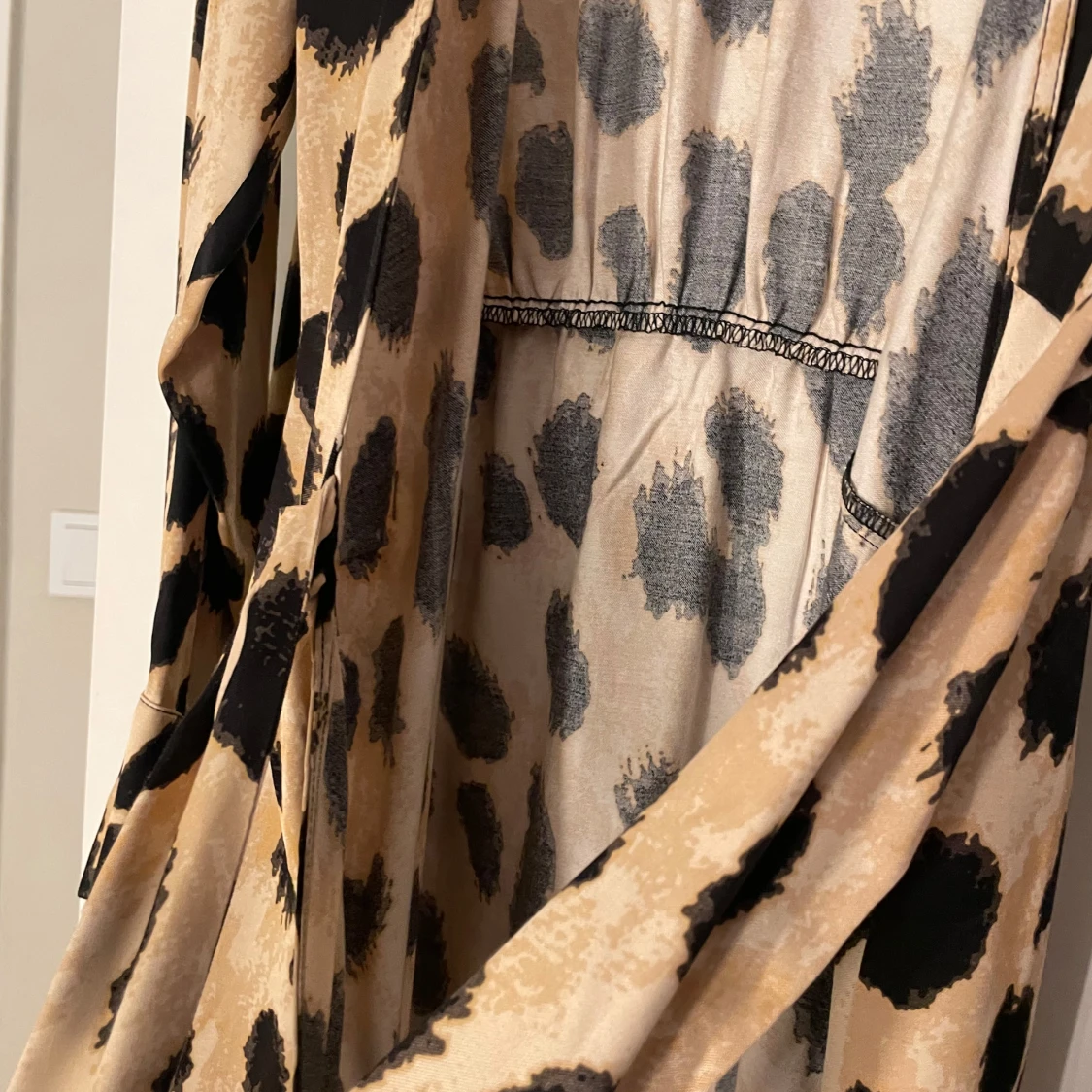 Leopardmönstrad omlottklänning - 2