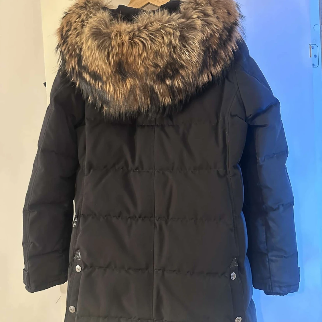 Svart dunjacka från Hollies - 1