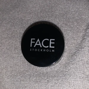 Eye Dust från FACE Stockholm. Aldrig använd - Säljer en Eye Dust i nyansen Brave från FACE Stockholm. Den kommer i en rund, svart burk med transparent botten. Perfekt för att ge dina ögon en skimrande look.