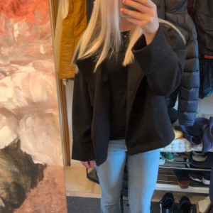 Svart kappa - Snygg svart kappa med normal passform. Perfekt för en stilren look. Kappan har långa ärmar och en klassisk design som funkar till många tillfällen. Använd några gånger, säljs pågrund av att den ej kommer till användning längre💕
