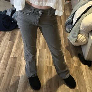 Grå jeans med bootcut - Snygga grå jeans från Gina tricot med bootcut-stil. De har en klassisk femficksdesign och en knappgylf. Perfekta för en avslappnad look. De är super bekväma och använda endast ett fåtal gånger så de är i superbra skick 💞jag är 161cm lång och de passar mig perfekt 💕 fraktar spårbart via PostNord, frakt: 82kr. 