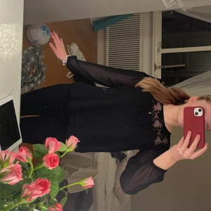 Svart Blus med Brodering - Säljer denna fina blus! Har brodering upptill och har knapp baktill upp!💕i stl 152! Passar mig som Xs🤗pris kan diskuteras!