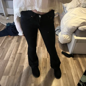 Svarta bootcut jeans - Snygga svarta bootcut jeans från Gina tricot med låg midja och klassisk femficksdesign. Perfekta för en stilren look. Passar bra till både sneakers och klackar. Passar mig som är 161cm jättebra! Använda fåtal gånger och därav i ett superbra skick. De är även otroligt bekväma! Fraktas spårbart med PostNord, frakt: 82kr 💌💋💞❤️