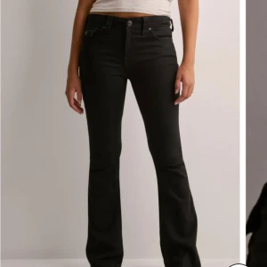 Svarta bootcut jeans från True religion  - Snygga svarta bootcut jeans från True religion med klassisk femficksdesign och knappgylf. Perfekta för en stilren look. Passar bra till både vardag och fest, dessa har aldrig blivit använda på grund av att dom kom i fel storlek 