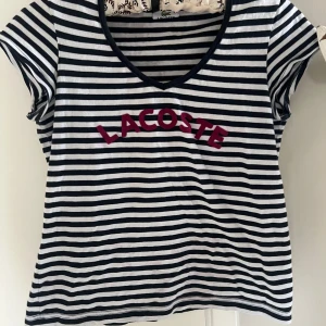 Lacoste T-shirt - As snygg tajt T-shirt!!⭐️ säljer en likadan med andra färger i min profil! Båda för 230kr eller 130kr styck!❣️