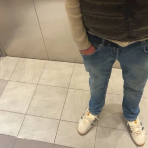 Replay Jeans - Säljer ett par snygga Replay jeans i modellen Grover. Hör av er vid frågor och funderingar!