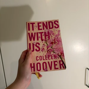 It Ends With Us - Säljer boken 'It Ends With Us' av Colleen Hoover. 