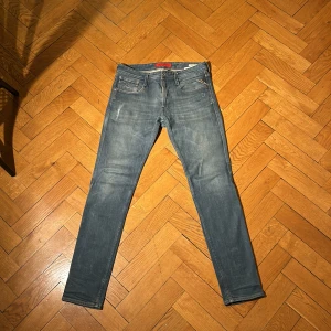 Replay anbass - Replay anbass jeans| storlek waist 32 och length 34| jättefint skick| inga defekter | nypris runt 2000kr mitt pris 549kr| pris ej hugget|🍾🍾🍾🍾🍾🍾