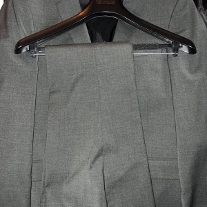 Olivgrön tiger of sweden kostym - Byxorna i storlek 46 och kavajen i storlek 50. Använda endast en gång, nypris 5500