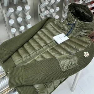 Grön quiltad jacka från Moncler - Snygg grön quiltad jacka från Moncler med dragkedja och huva. Jackan har ribbade ärmslut och nederkant för extra komfort. Perfekt för kyligare dagar.