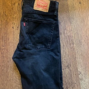 Levis jeans - Hej säljer ett par Levis jeans i färgen svart. Model 510. Pris : 199 Hör av dig vid ytligare frågor💫
