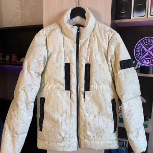 Stone island Shadow Project Lasered Poly-Hide 2L - Stone Island Shadow Project Lasered Poly-Hide 2L Down Jacket  A rare piece. Features two chest pockets and two lower pockets. Filled with high-quality duck down. Perfect for winter. Condition: 8.5/10 – requires professional dry cleaning, missing straps. Size: S CLG ✅PRICE: 200€📍