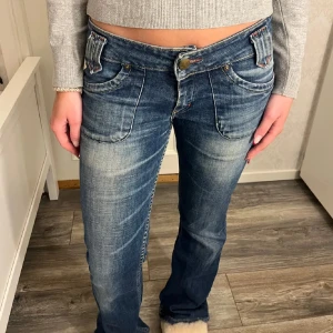 Blå jeans från Lee - Snygga blå jeans från Lee med låg midja! Jeansen är köpta på Plick men säljer då de vara lite för stora. Måtten är- midjemått 41cm och innerbenslängs 88cm. Skriv för fler bilder och frågor🩷💓