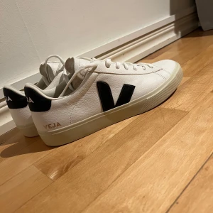 Vita sneakers från Veja - Vita veja skor i storlek 43 Skorna är aldrig använda pga att de var för stora för mig. kartongen finns. Pris diskuteras.