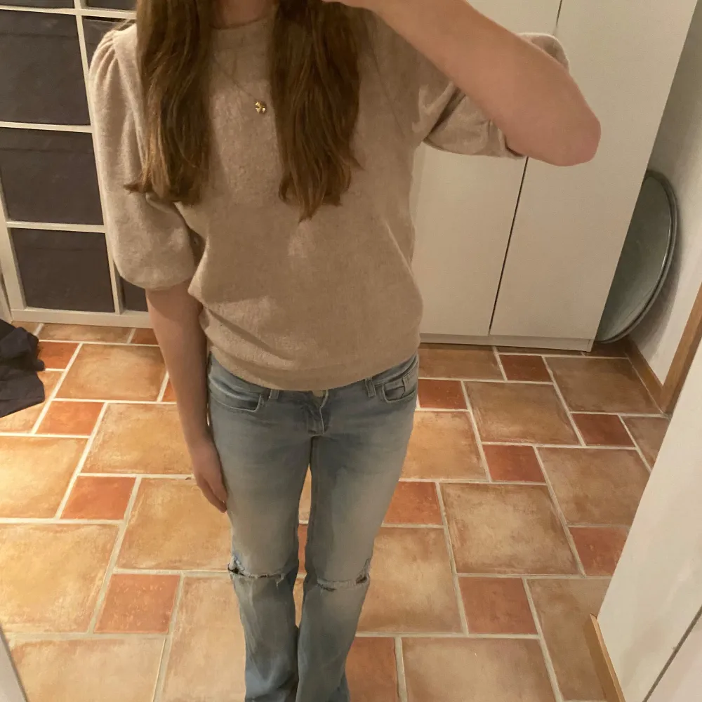 Säljer en jätte fin beige tröja med puff armar från lager 157. Tröjan ör använd få tal gånger och är i väldigt bra skick. Den är i storlek S.. Neuletakit & Villapaidat.