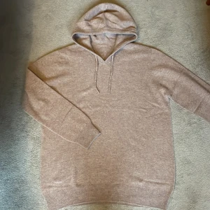 Merinoull Hoodie - En otroligt snygg beige hoodie i 100% Merinoull!🌟 Storlek L. Använd 1 gång ungefär, inga defekter eller tecken på användning! Hör av dig vid intresse eller minsta fundering!😊