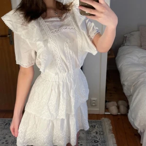 Vit studentklänning med spetsdetaljer - Studentklänning som är supercharmig! Den är storlek M men insydd resor i midjan gör att den passar S också!💗💗