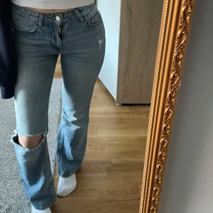 Low waist jeans blå - Snygga trendiga blå jeans med hål på ena knät som ej kommer till användning☺️