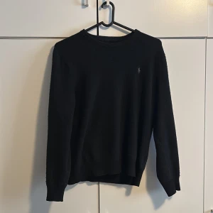 Merinoulls tröja Ralph lauren  - Säljer en stilren svart tröja från Ralph Lauren. I bra skick o inga defekter. Passar mig bra som är 174. Den är lite nopprig men inget som syns vid användning. Skriv för fler bilder eller frågor 😁😁
