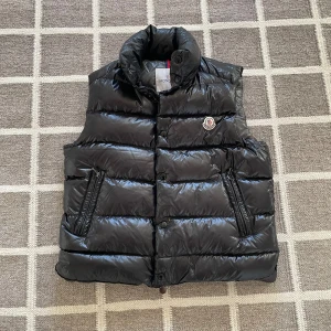Moncler Tib väst - Moncler tib väst. Skick 9/10. Nypris 9500kr. Storlek 1 passar S. 