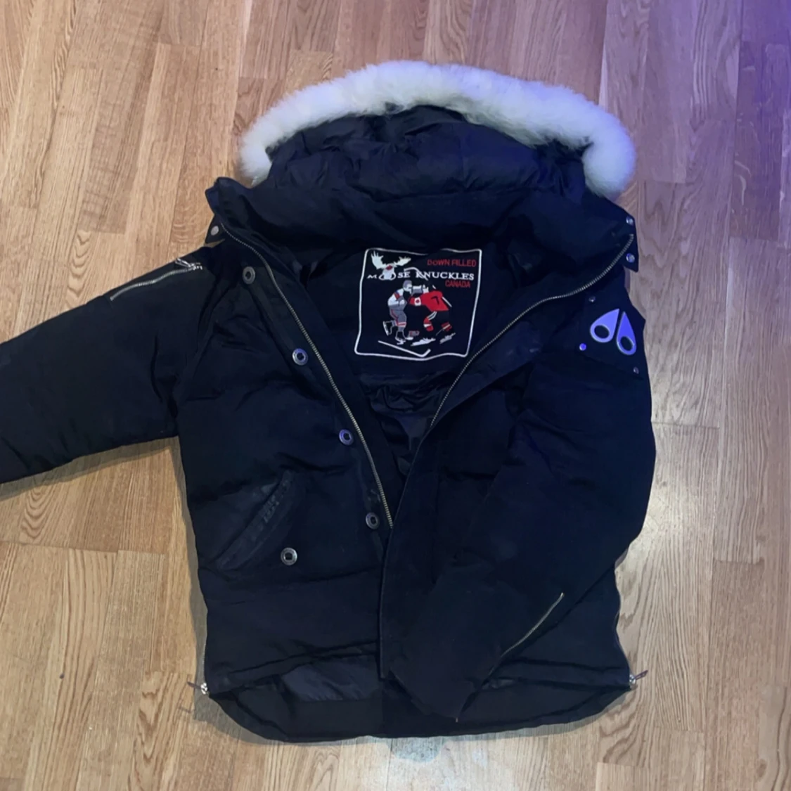 Svart dunjacka från Moose Knuckles