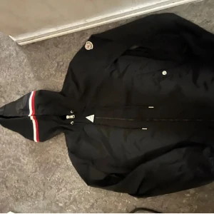 Moncler Windbreaker - Moncler Windbreaker storlek S  Passar även på att byta mot andra jackor😊    Oseriös bud svarar jag inte på